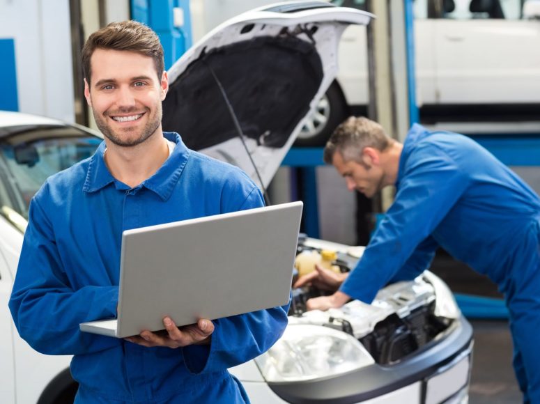zwei Mechaniker, die die Reparatur und Wartung durchführen bei TOP Markenspezialist Autohaus Büschgens , Spezialist für Renault und Dacia in Umgebung  