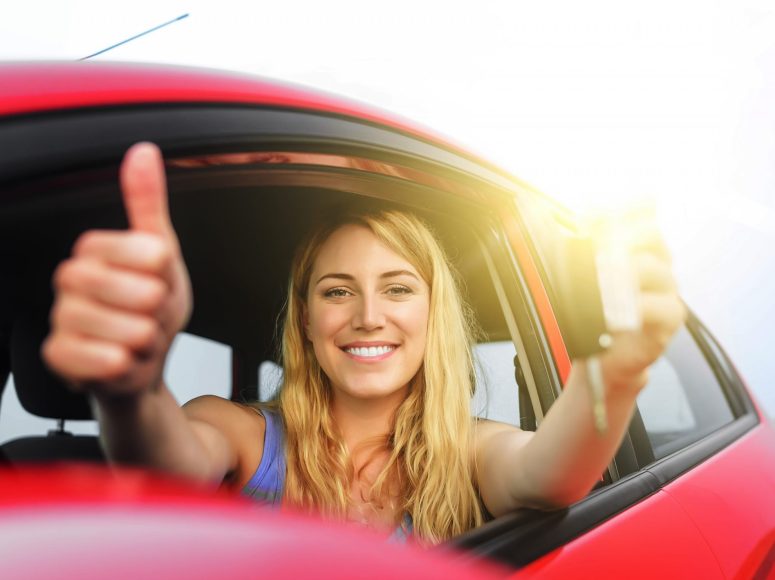 Gut gelaunte Frau, die den Daumen nach oben streckt, nachdem Autohaus Büschgens  ihr die Inzahlungnahme angenehm gestaltet hat.