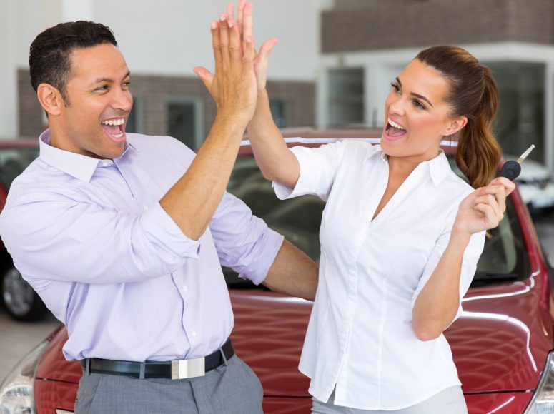 Zufriedene Kunden nach Fahrzeugvermittlung bei TOP Markenspezialist Autohaus Büschgens . Spezialist für Renault und Dacia