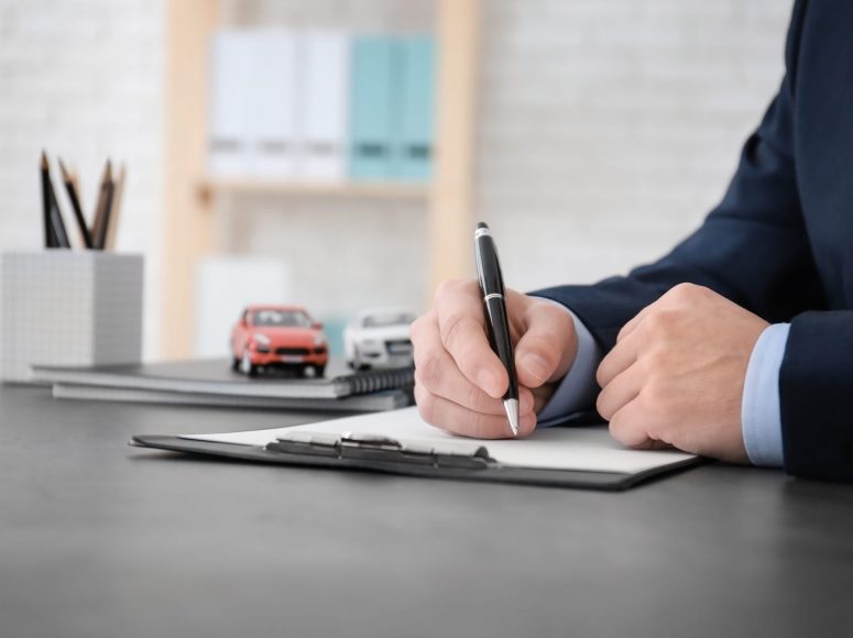 Kunde von Autohaus Büschgens  TOP Markenspezialist für Renault und Dacia unterzeichnet eine Neuwagen-Vollmacht.